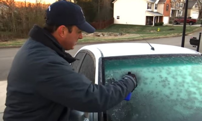 Αυτό είναι το κόλπο για να φύγει ο πάγος στο παρμπρίζ του αυτοκινήτου (βίντεο)