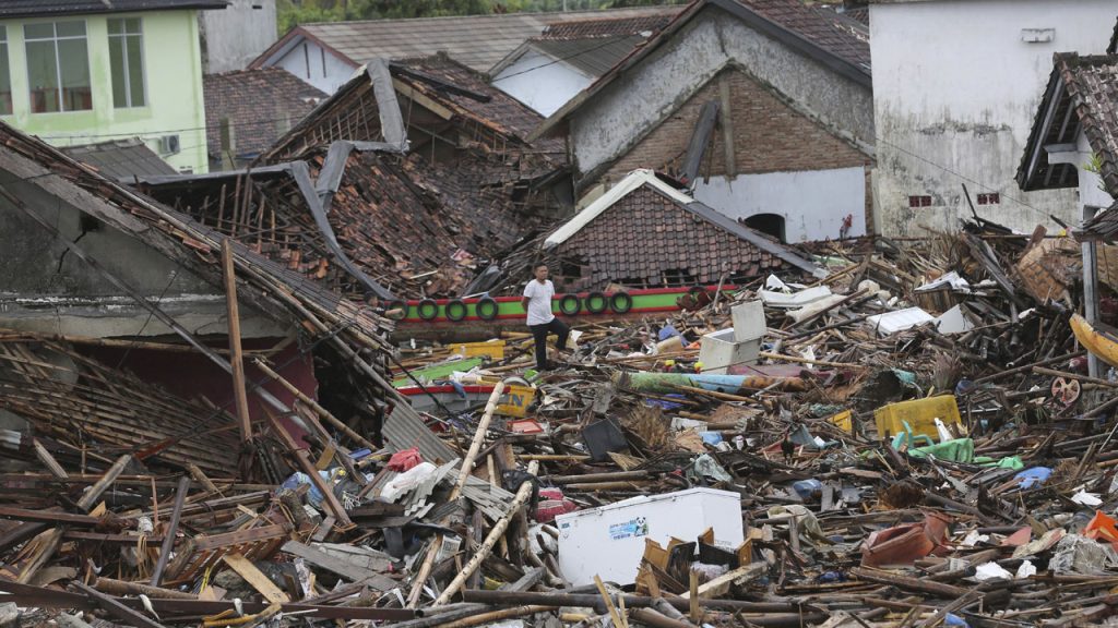 Ινδονησία: Στους 426 οι νεκροί από το φονικό τσουνάμι- Μειώθηκε ο αριθμός λόγω διπλών εγγραφών