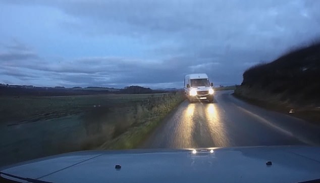 Η φρικτή στιγμή που βλέπεις το άλλο αμάξι να έρχεται κατά πάνω σου -Βίντεο σοκ από τροχαίο με μετωπική