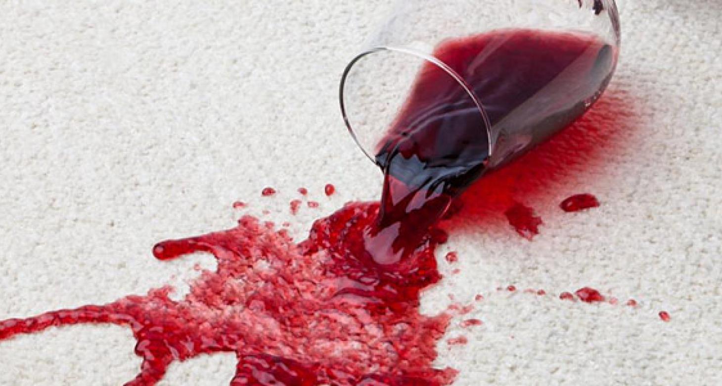 Πώς θα αφαιρέσετε λεκέδες από κόκκινο κρασί με ένα μόνο υλικό που έχουμε στο σπίτι