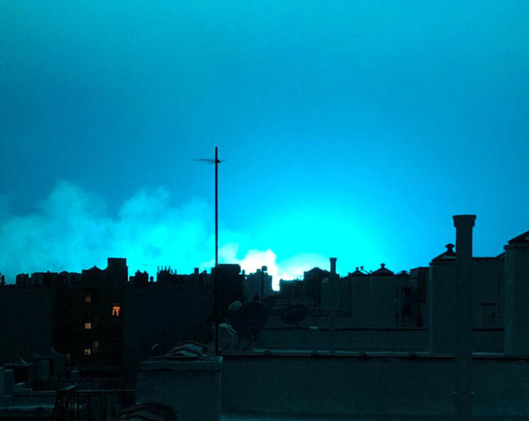 Νύχτα αποκάλυψης στην Αστόρια – Απόκοσμες εικόνες – Νέα Υόρκη: Μια έκρηξη την έλουσε με μπλε φως (βίντεο)