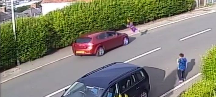 Ουαλία: Αυτοκίνητο τινάζει στον αέρα αγοράκι και αυτό προσγειώνεται 12 μέτρα μακριά στην άσφαλτο (βίντεο)