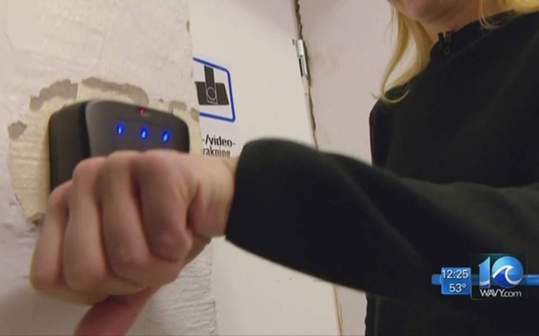 Χαμός στη Σουηδία με τα εμφυτεύσιμα τσιπ: Αντικαθιστούν πιστωτικές κάρτες και ταυτότητες με μικροτσίπ στο χέρι (βίντεο)