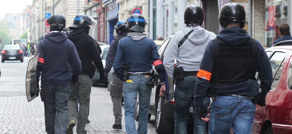Εικόνες σοκ από το Παρίσι: «Πραιτωριανοί» του Μακρόν ξυλοκοπούν άγρια διαδηλωτές   (φωτό – βίντεο)