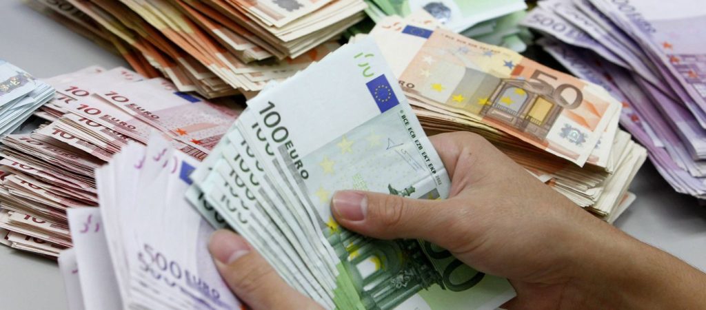 Νοικοκυριά και επιχειρήσεις καλούνται να εξοφλήσουν φορολογικές υποχρεώσεις ύψους 2,8 δισ. ευρώ μέχρι τη Δευτέρα