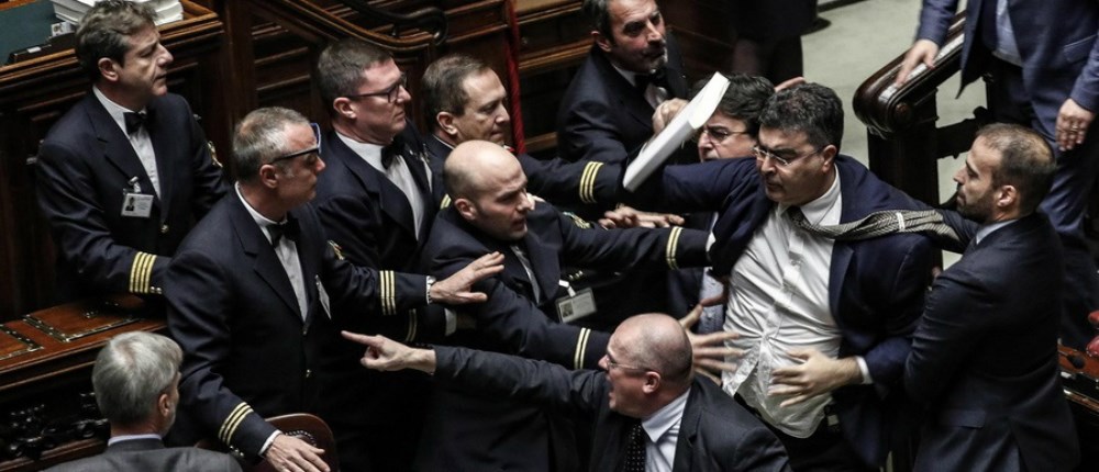 Άναψαν τα αίματα στην ιταλική βουλή για τον προϋπολογισμό (φωτο – βίντεο)