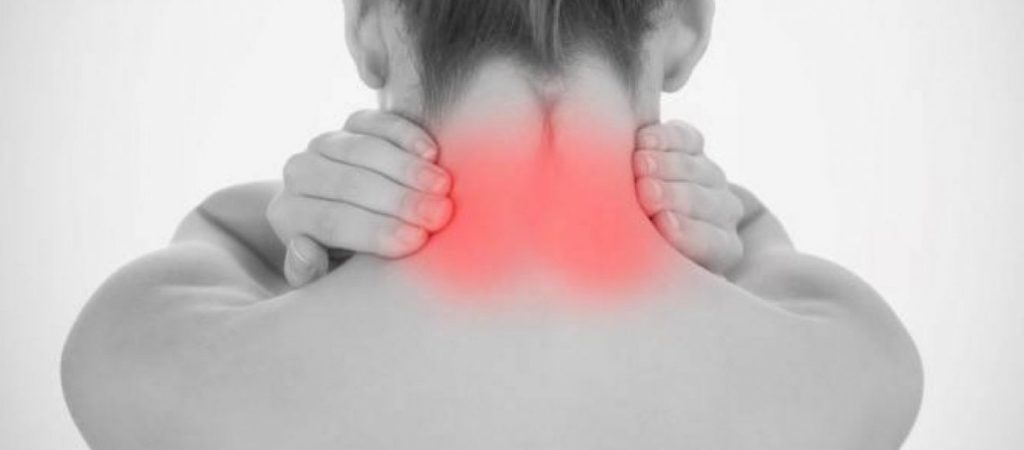 Αυχενικό σύνδρομο: Γιατί και πότε έχετε πόνους στον αυχένα