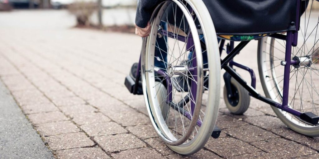 Tο ξέσπασμα πατέρα που περίμενε με τον γιο του σε μπλοκαρισμένη διάβαση για ΑμεΑ