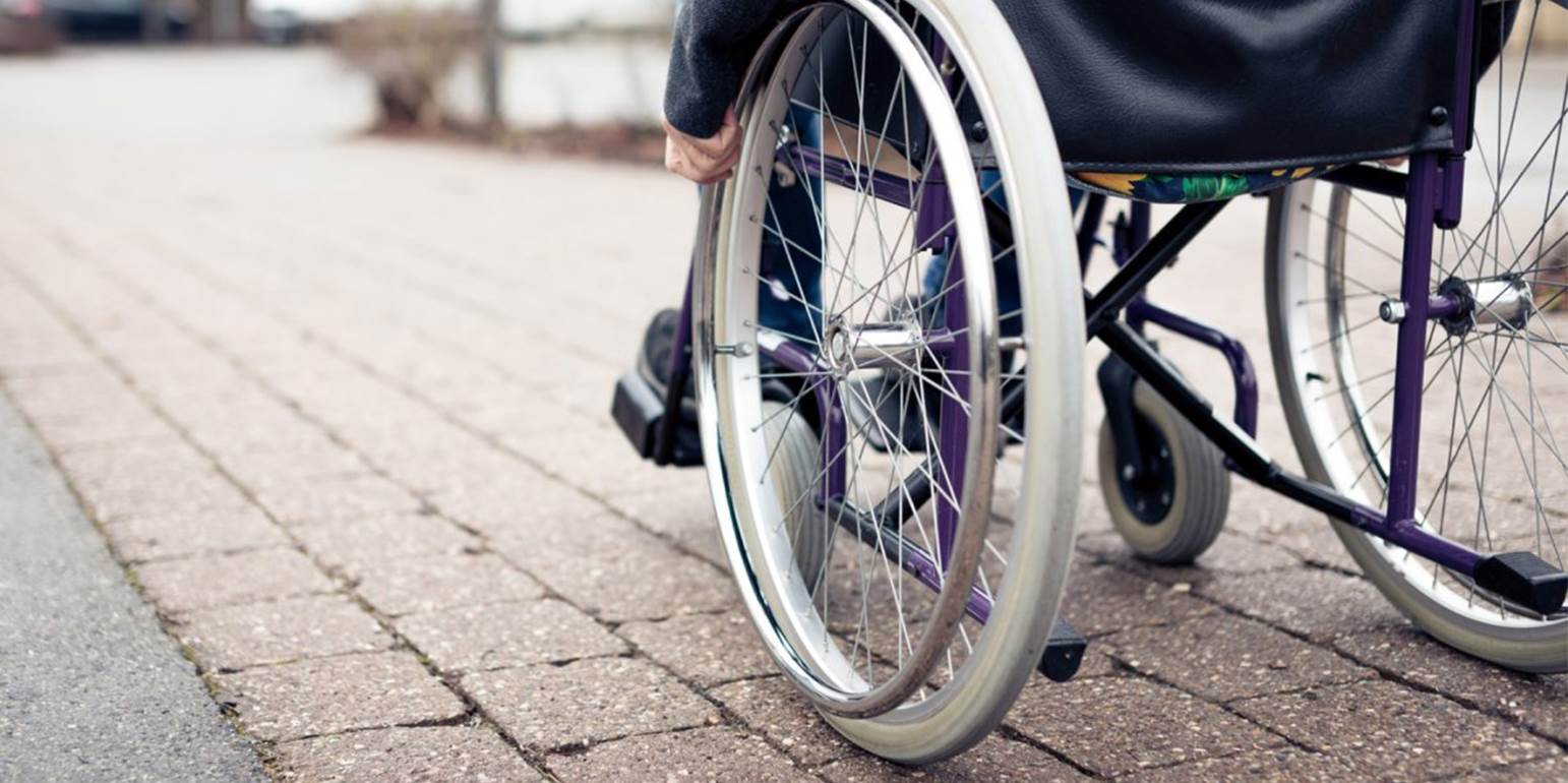 Tο ξέσπασμα πατέρα που περίμενε με τον γιο του σε μπλοκαρισμένη διάβαση για ΑμεΑ