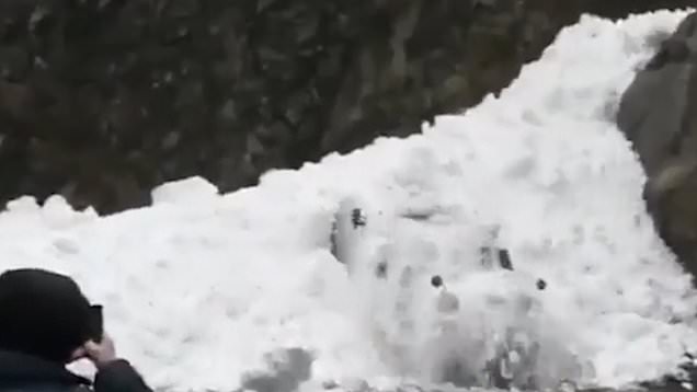 Χιονοστιβάδα «καταπίνει» φορτηγό μέσα σε δευτερόλεπτα (βίντεο)