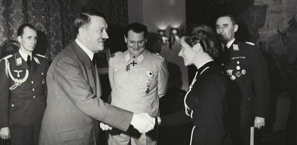 Έλληνας βγάζει στο σφυρί αντικείμενα του Αδόλφου Χίτλερ (φωτο)