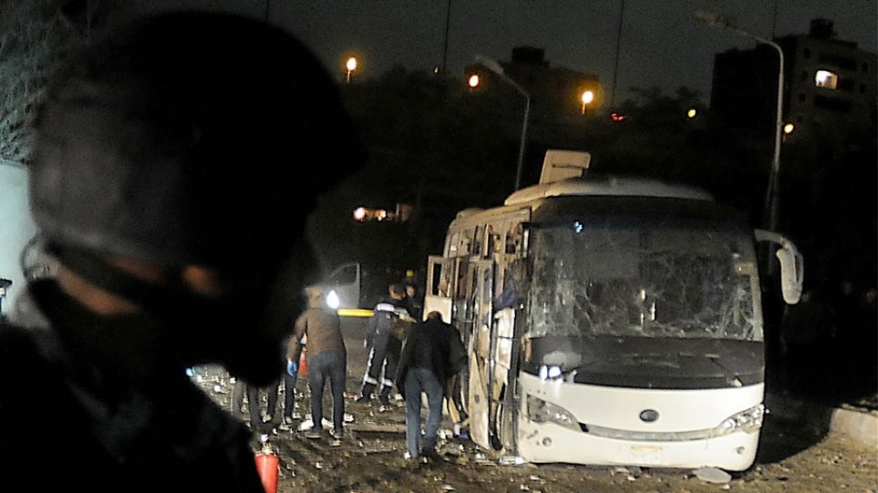 Αίγυπτος: Αστυνομικές δυνάμεις σκότωσαν «40 τρομοκράτες» μετά την έκρηξη σε τουριστικό λεωφορείο