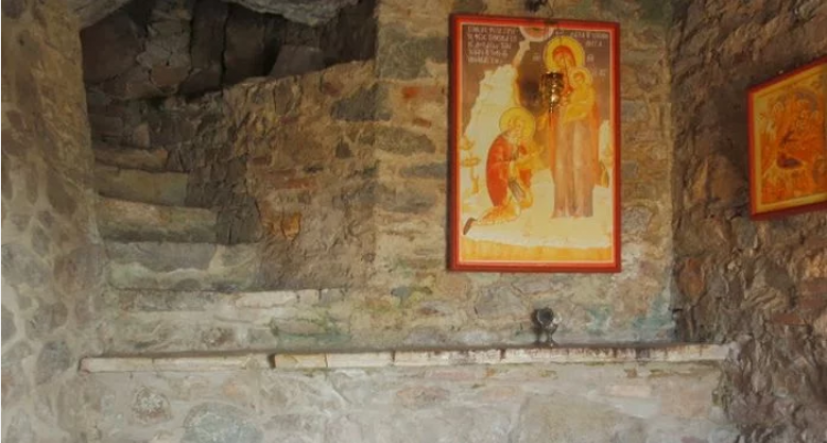 Δείτε το σπήλαιο του Οσίου Σίμωνος του Μυροβλύτου στην Ιερά μονή Σίμωνος Πέτρας Αγίου Όρους (φωτο)