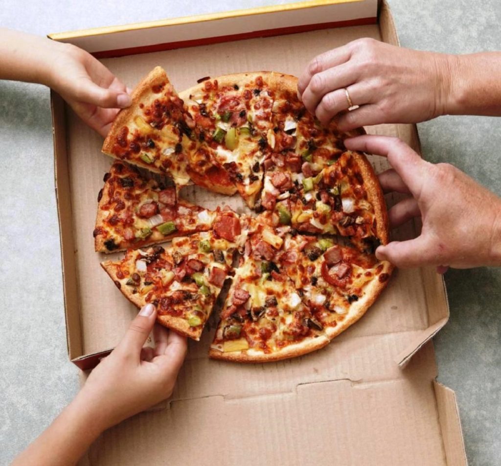 Γιατί οι πίτσες αν και είναι στρογγυλές, μπαίνουν σε τετράγωνα κουτιά;
