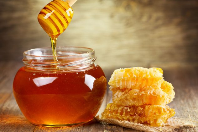 Δείτε ποια μικρόβια «εξολοθρεύει» το μέλι