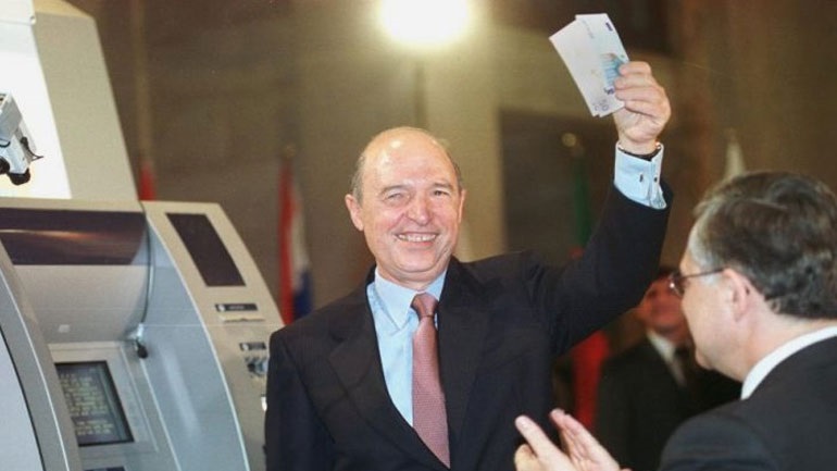 Πρωτοχρονιά 2000: Όταν ο Σημίτης έβγαλε τα πρώτα ευρώ από το ΑΤΜ (φώτο)