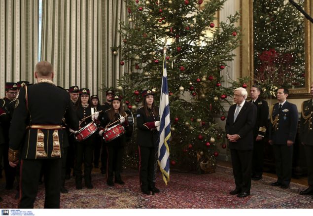 Τα κάλαντα της μπάντας των Ενόπλων Δυνάμεων στον Προκόπη Παυλόπουλο (βίντεο)