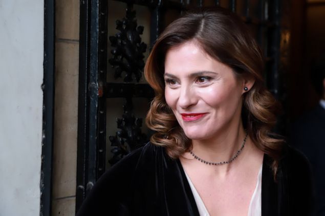 Μαγνήτισε τα βλέμματα η Περιστέρα Μπαζιάνα στο Μαξίμου – Η εντυπωσιακή της εμφάνιση με βελούδινο φόρεμα