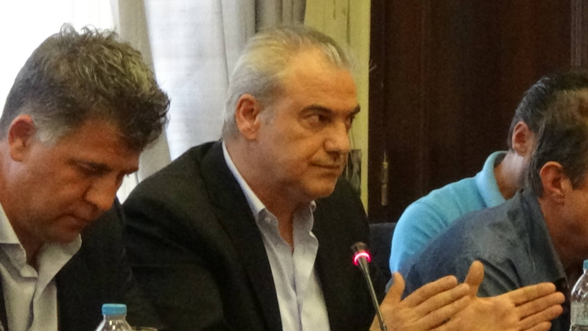 Βουλευτής του ΣΥΡΙΖΑ έδωσε λεφτά σε παιδιά για τα κάλαντα και αυτά του τα έδωσαν πίσω γιατί «Πρόδωσε την Μακεδονία»!