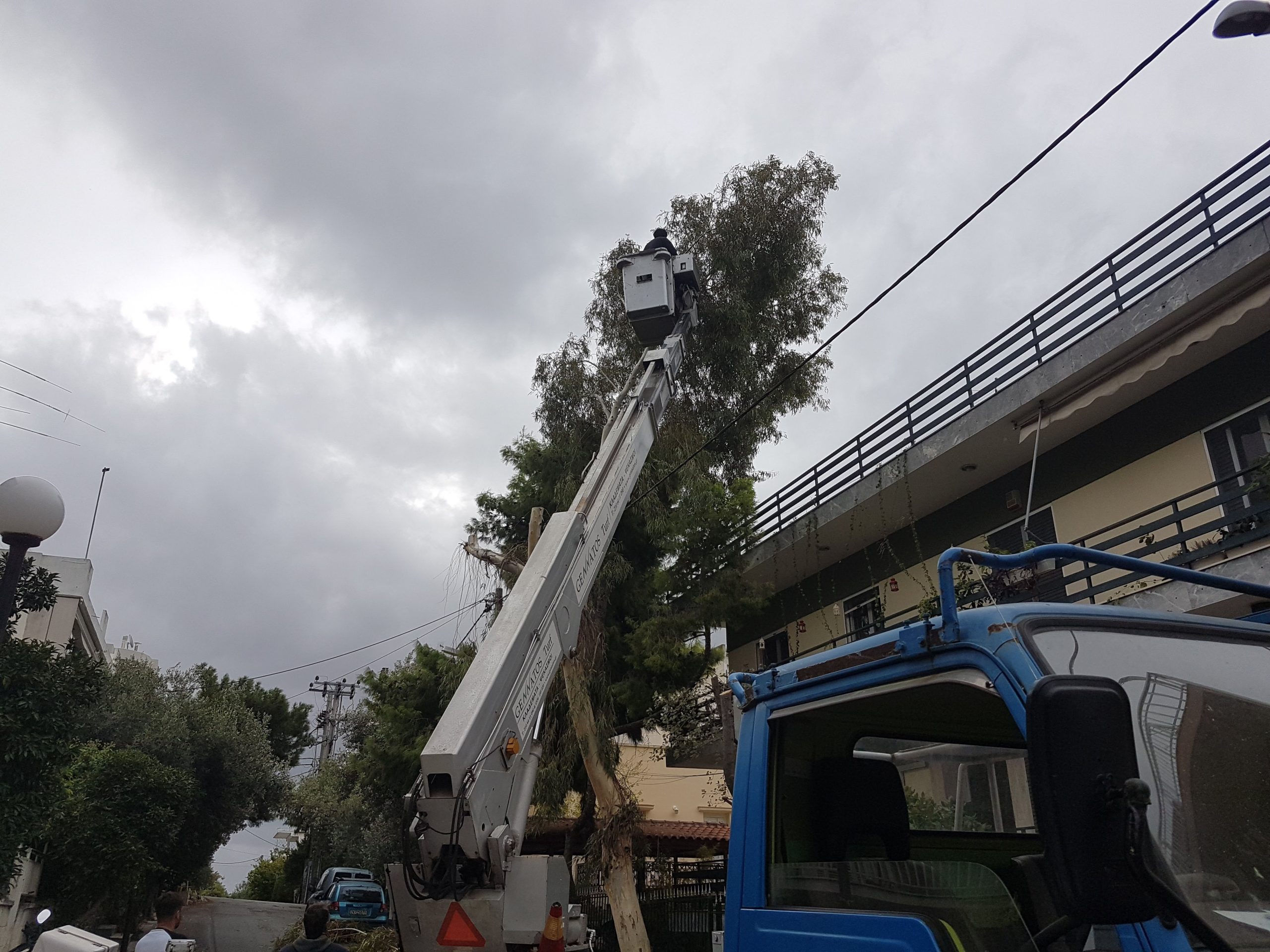 Άγιο είχαν στην Πάτρα: Αποκολλήθηκε στέγη αλουμινιίου λόγω σφοδρών ανέμων- Ζημιές σε παρκαρισμένα οχήματα
