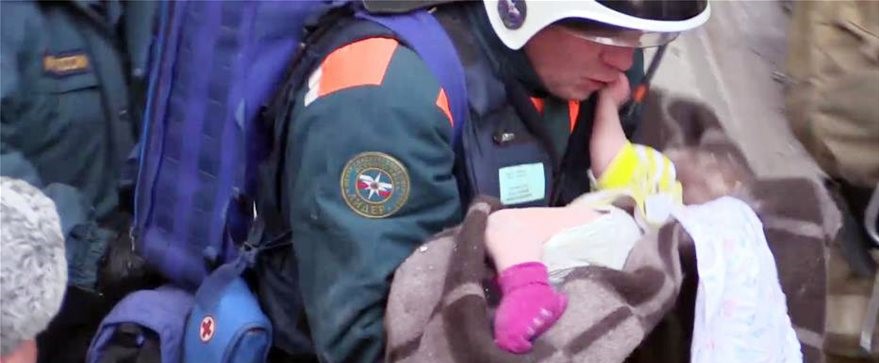 Ρωσία: «Θαύμα» στην πολυκατοικία που κατέρρευσε – Ανασύρθηκε μετά από 35 ώρες ζωντανό βρέφος 10 μηνών (φωτο – βίντεο)