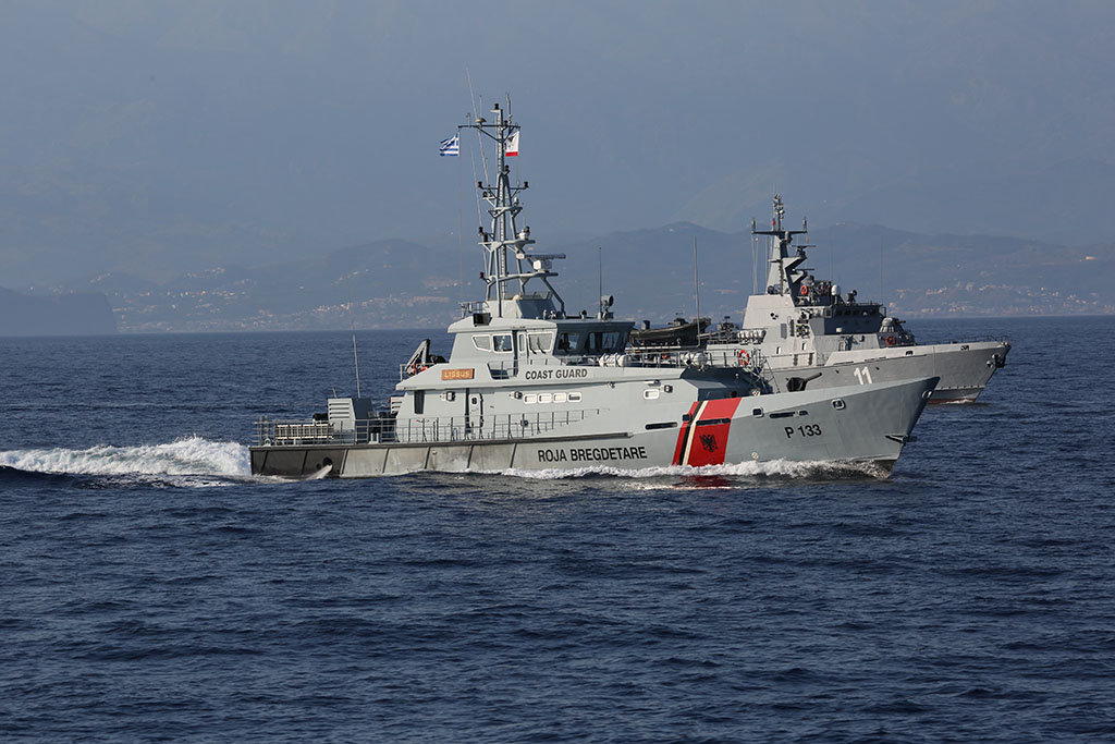 Η φωτό της ντροπής: Πλοίο της αλβανικής ακτοφυλακής περιπολεί στο Αιγαίο