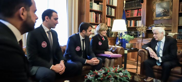 H ελληνική ομάδα που πέτυχε τον διάπλου της Μάγχης στο Προεδρικό Μέγαρο