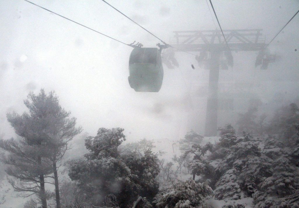 Κλειστή παραμένει η λεωφόρος Πάρνηθας- Πώς θα λειτουργήσει το τελεφερίκ