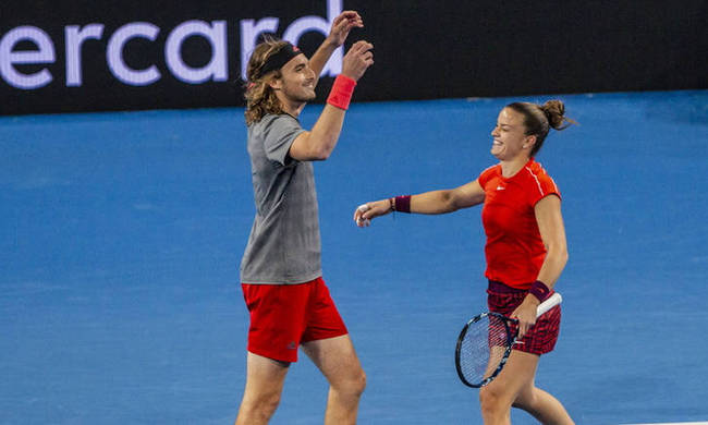 Έγραψαν ιστορία Τσιτσιπάς και Σάκκαρη: «Υποκλίθηκε» μπροστά τους ακόμα και ο «βασιλιάς» Φέντερερ (βίντεο)