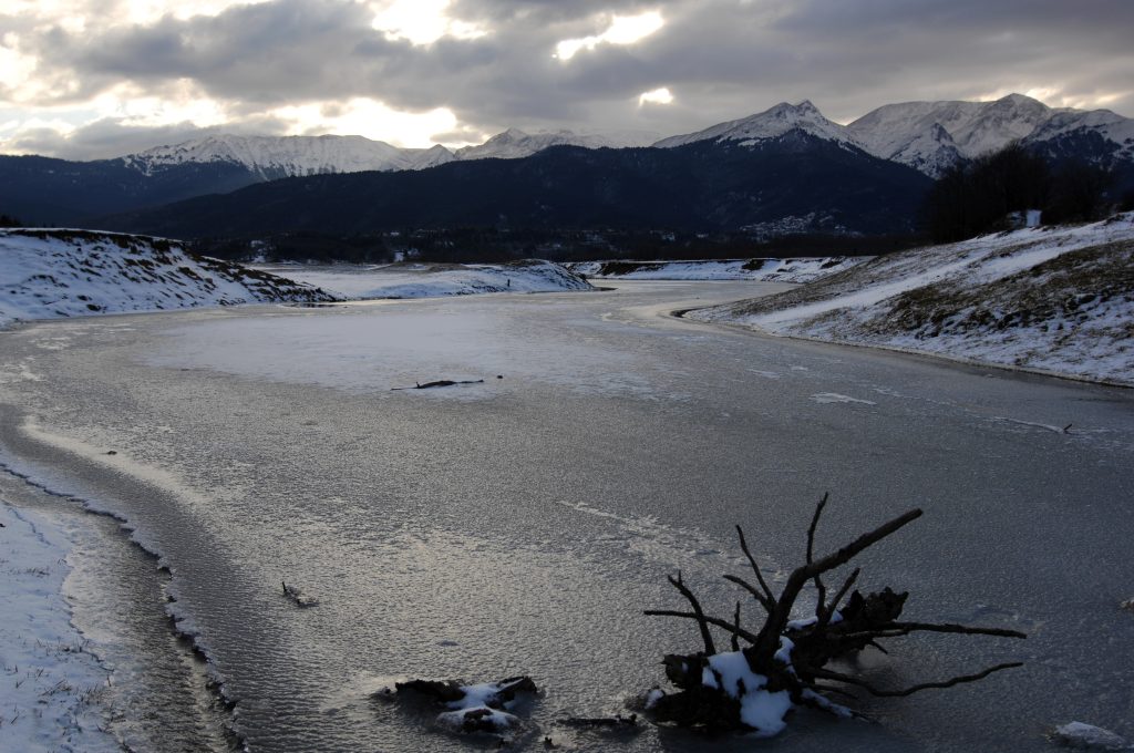 Δείτε εντυπωσιακές φωτογραφίες από τη χιονισμένη λίμνη Πλαστήρα (φωτο)
