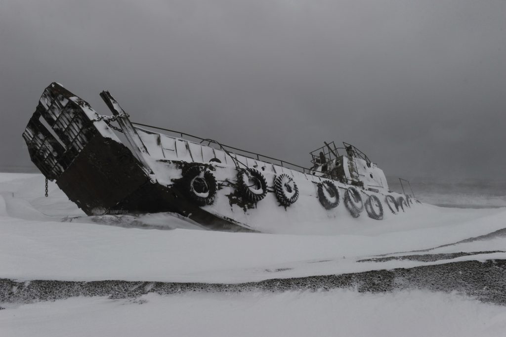 Εντυπωσιακά πλάνα: Πλοίο μέσα στη χιονοθύελλα [βίντεο]