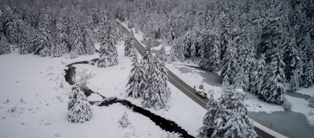 Σαρώνει η «Σοφία»: Προβλήματα από τη χιονόπτωση – Χωρίς ρεύμα πολλά χωριά – Λεωφορείο ξέφυγε από την πορεία του (φωτο)
