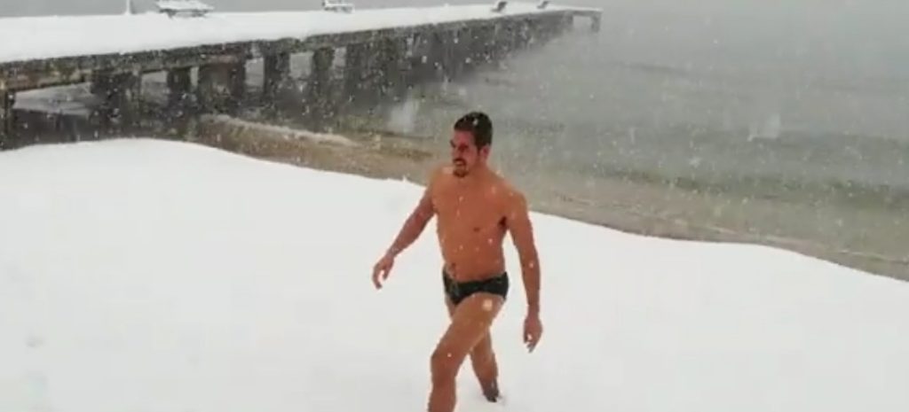 Χαλκιδική: Πήγε για κολύμβηση εν μέσω χιονοθύελλας (φωτο – βίντεο)