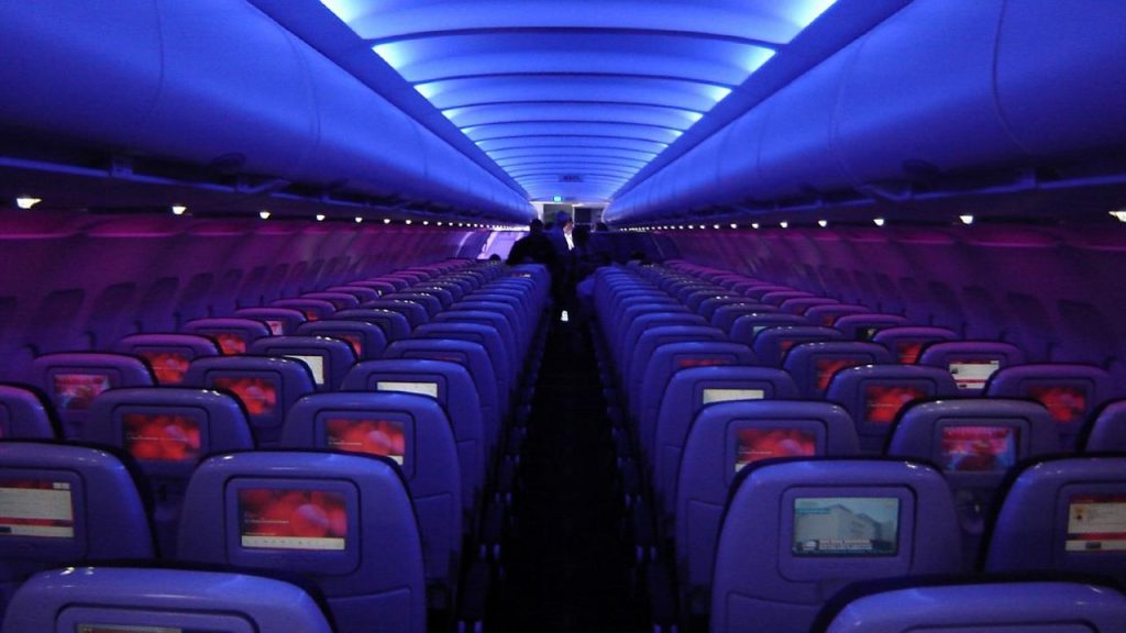 Γιατί χαμηλώνει ο φωτισμός στο αεροπλάνο πριν την απογείωση και την προσγείωση;