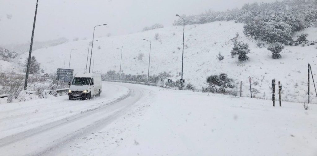 Καιρός: Όλα στα λευκά! – Κλειστοί δρόμοι – Καθυστερήσεις πτήσεων – Στον «πάγο» όλη τη χώρα (φωτο – βίντεο)