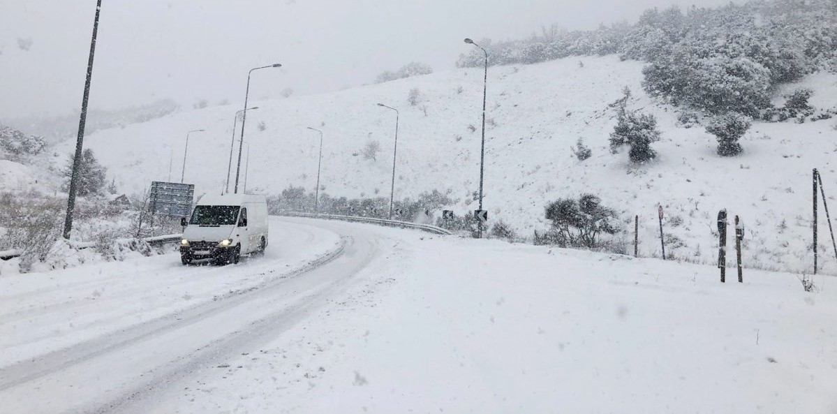 Καιρός: Όλα στα λευκά! – Κλειστοί δρόμοι – Καθυστερήσεις πτήσεων – Στον «πάγο» όλη τη χώρα (φωτο – βίντεο)