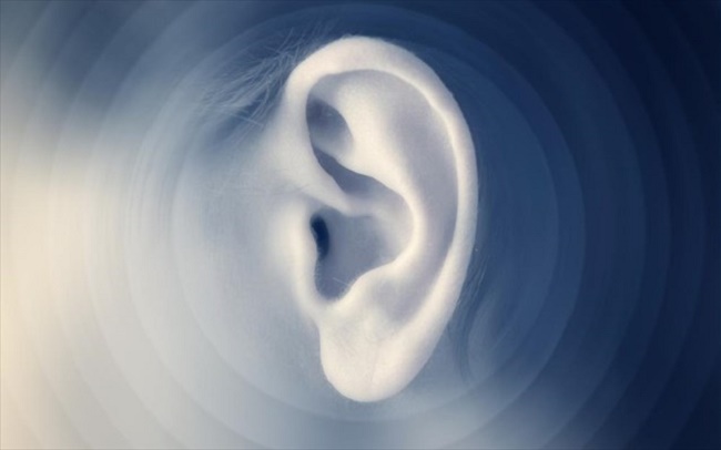 Ο γιατρός εξετάζει το αυτί του μικρού όταν ξαφνικά… Δείτε τί βγαίνει από μέσα! (βίντεο)