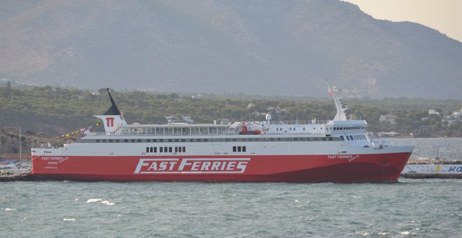 «Fast Ferries Andros»:  Μηχανική βλάβη εν πλω – Επιστρέφει άρον άρον στη Ραφήνα