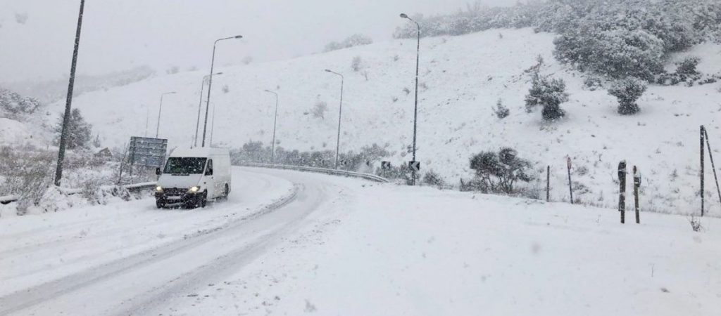 Φθιώτιδα: Σφοδρή χιονόπτωση – Έκκληση στους οδηγούς να αποφεύγουν τις μετακινήσεις στην περιοχή