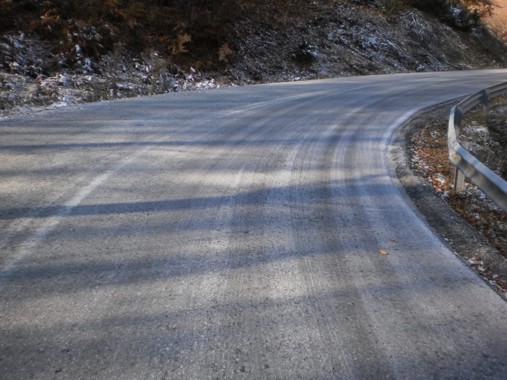 «Μαύρος πάγος»: Η παγίδα για οδηγούς και πεζούς στο χιόνι (βίντεο)