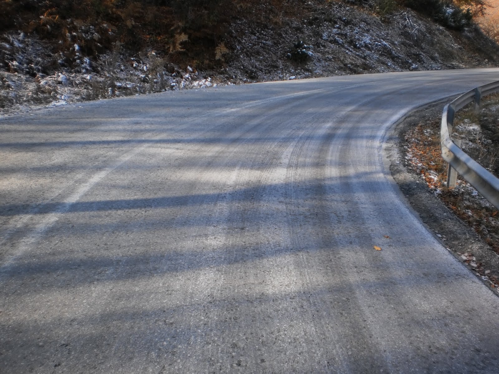 «Μαύρος πάγος»: Η παγίδα για οδηγούς και πεζούς στο χιόνι (βίντεο)