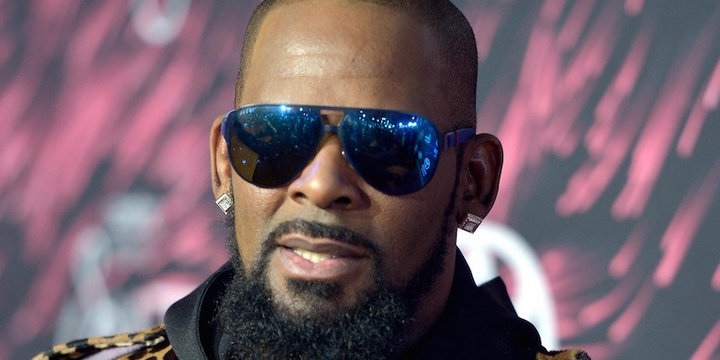 Ο πασίγνωστος τραγουδιστής R.Kelly κατηγορείται για παιδεραστία (βίντεο)