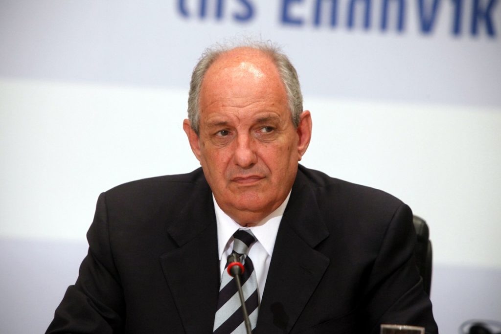 ‘Εξαλλος ο Τέρενς Κουίκ με την ΕΡΤ: Δημοσιογράφοι στην παγωνιά για… ντεκόρ!