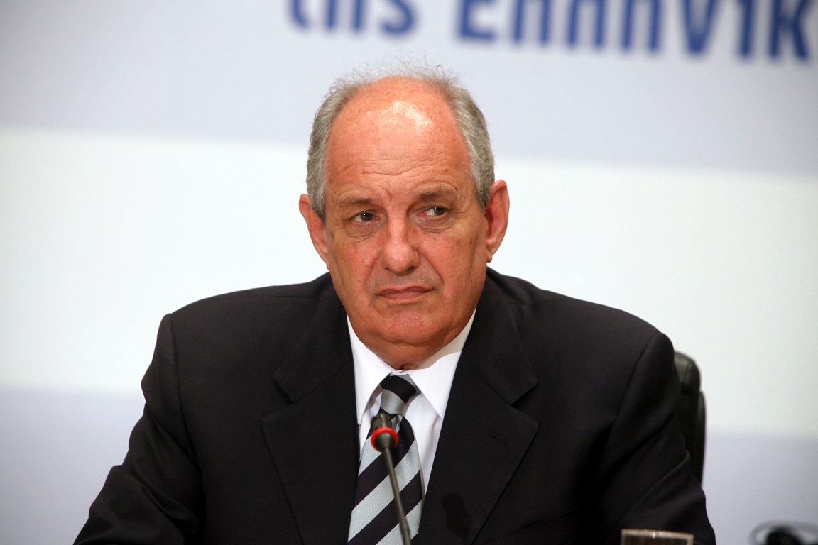 ‘Εξαλλος ο Τέρενς Κουίκ με την ΕΡΤ: Δημοσιογράφοι στην παγωνιά για… ντεκόρ!