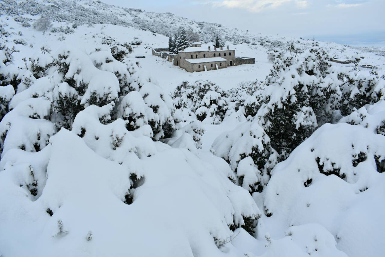 Αποκλεισμένο από τα χιόνια το μοναστήρι του Προφήτη Ηλία στις Ερυθρές Αττικής (φωτό)