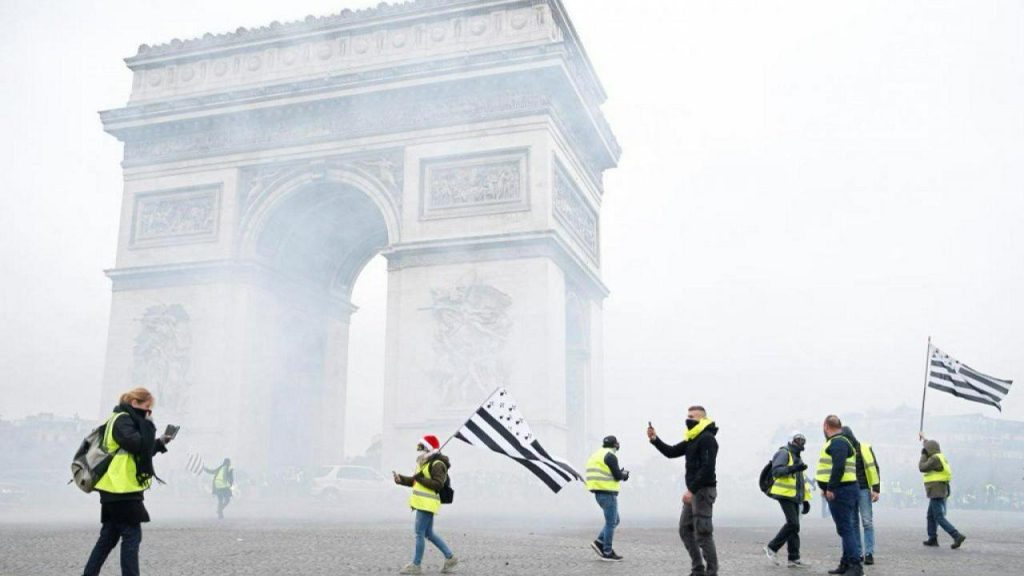 Γαλλία: Επιστροφή στους δρόμους για τα «Κίτρινα Γιλέκα» (βίντεο-φωτο)