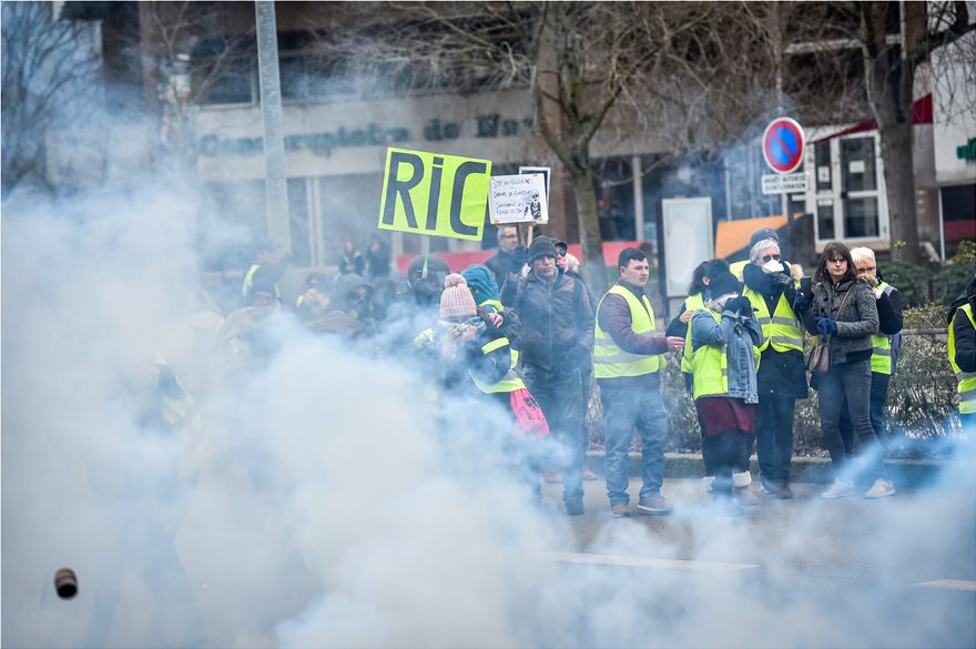 Γαλλία: Βίαιες ενέργειες των «κίτρινων γιλέκων» κατά των αστυνομικών δυνάμεων (βίντεο)