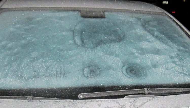 Το κόλπο για να φύγει ο πάγος από το παρμπρίζ του αυτοκινήτου σας (βίντεο)