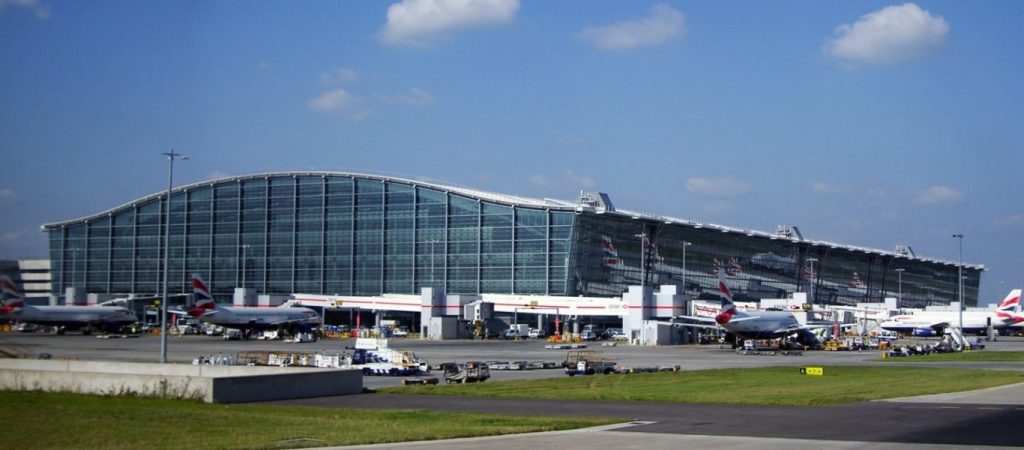 Λονδίνο: Συναγερμός στο αεροδρόμιο Χίθροου – Παραμένει κλειστό λόγω «ύποπτου πακέτου» (φωτο – βίντεο)
