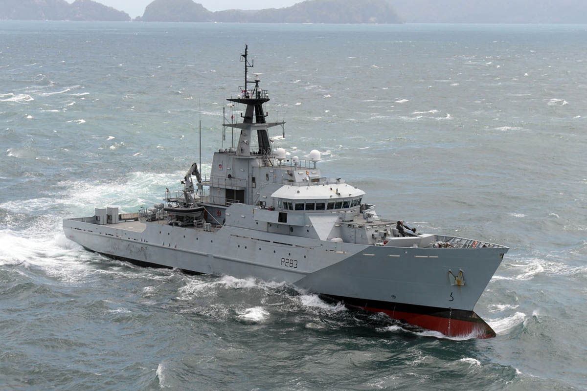 Το βρετανικό Ναυτικό στέλνει εκτάκτως στη Μάγχη πολεμικό για την αναχαίτιση των παράνομων μεταναστών